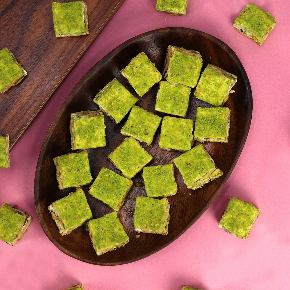 LOKUM TOZ FISTIKLI SÜTLÜ ÇİKOLATALI BAKLAVA